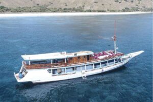 4 Pilihan Kapal Labuan Bajo: Pengalaman Wisata Bahari yang Tak Terlupakan