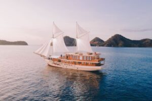 Life On Board: Mengapa Menyewa Kapal di Labuan Bajo Jadi Pilihan Wisata yang Tidak Terlupakan